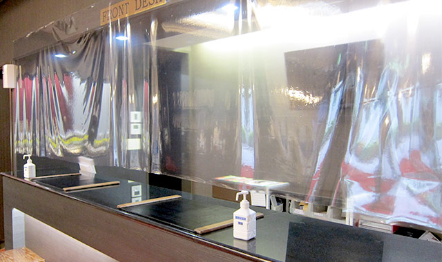 飛沫感染予防のための透明ビニールシートカーテンを設置